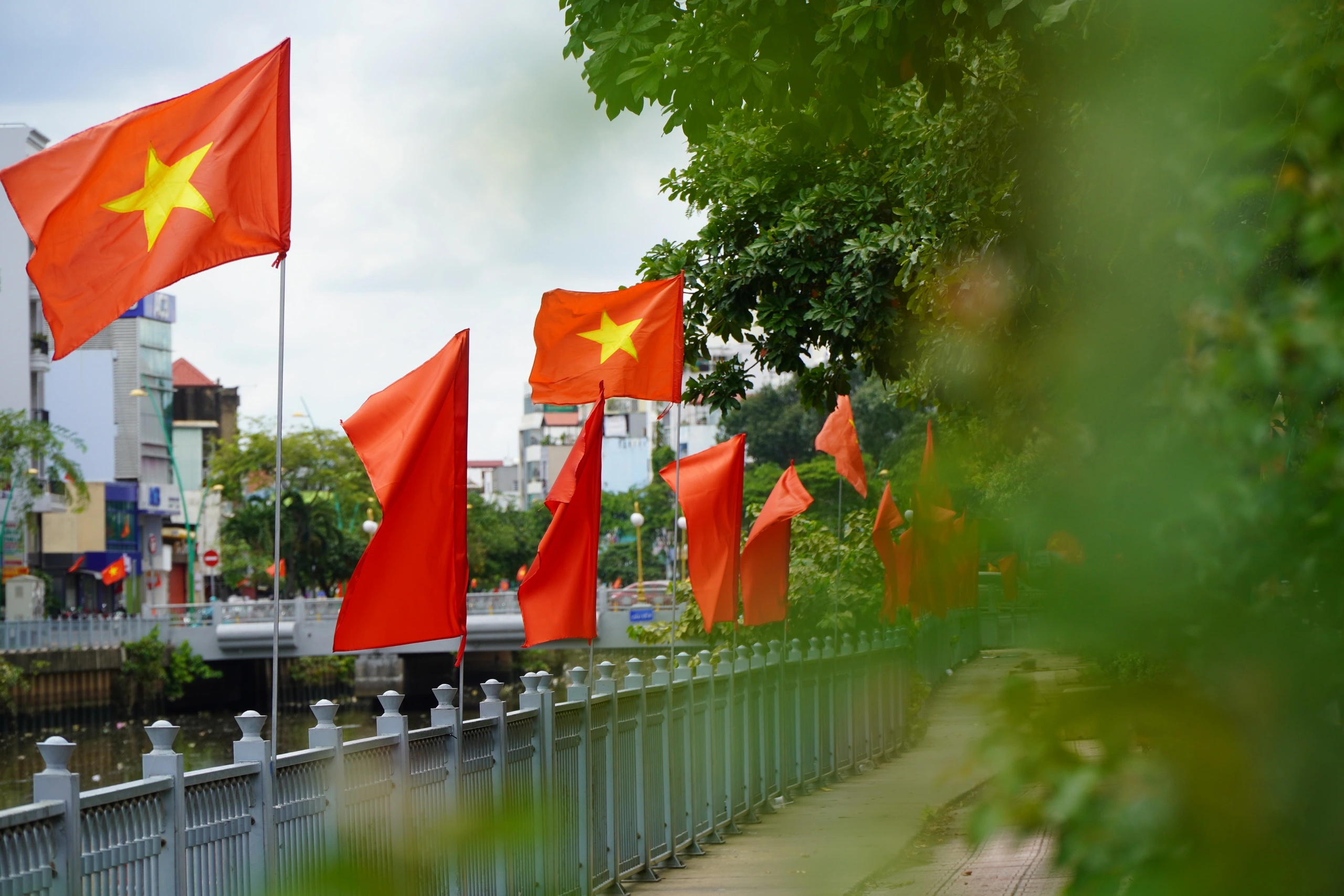 Cờ Hồng Kỳ Hà Nội – Xưởng Cờ INCONI Uy Tín/Giá Rẻ