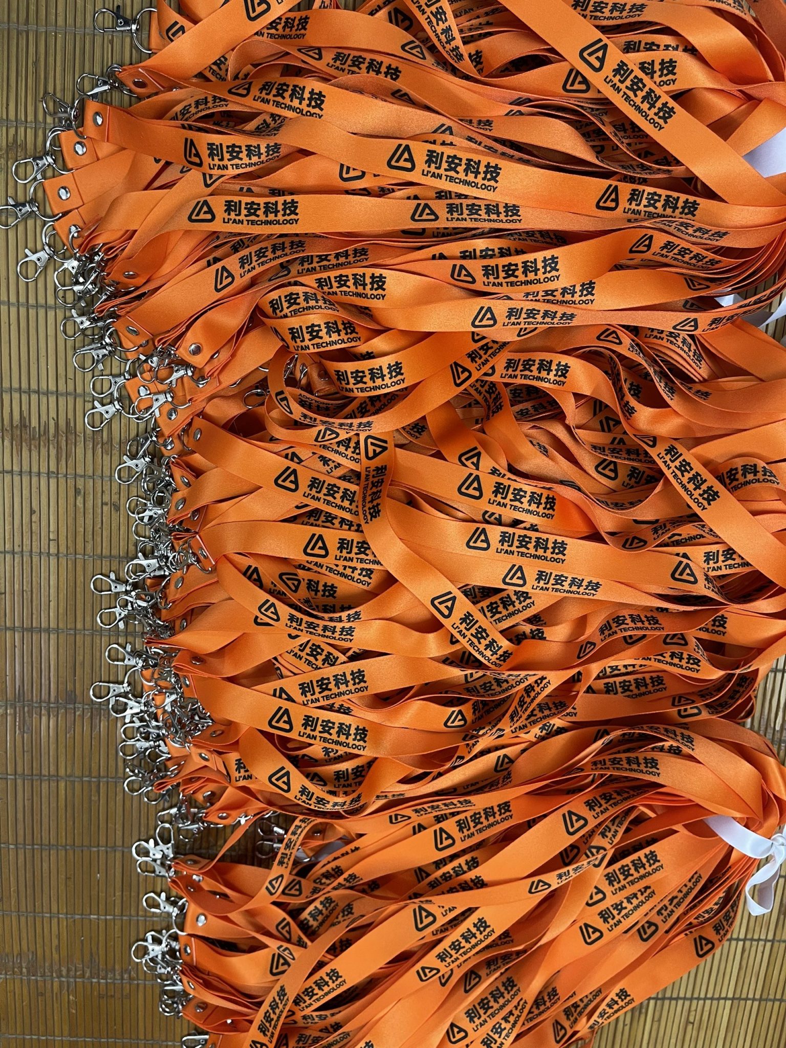 Dây đeo thẻ có móc kim loại – Xưởng INCONI Hà Nội 4 ad7abb1a 21b7 4bfa addf 6d4b8f62ba9f 1536x2048 1