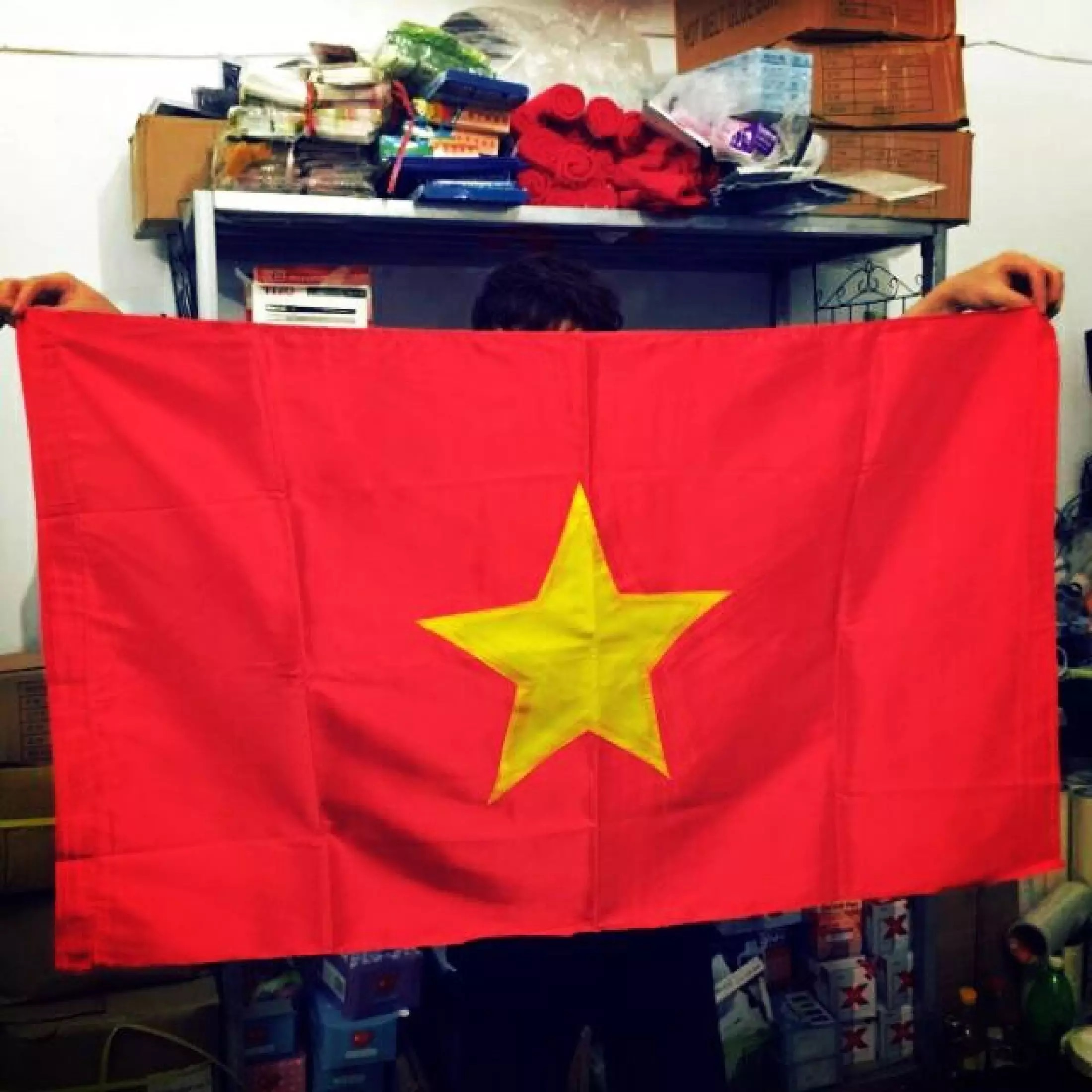 Cờ Tổ Quốc làm từ vải phi bóng Nhật tạo độ bóng đẹp và sang trọng.