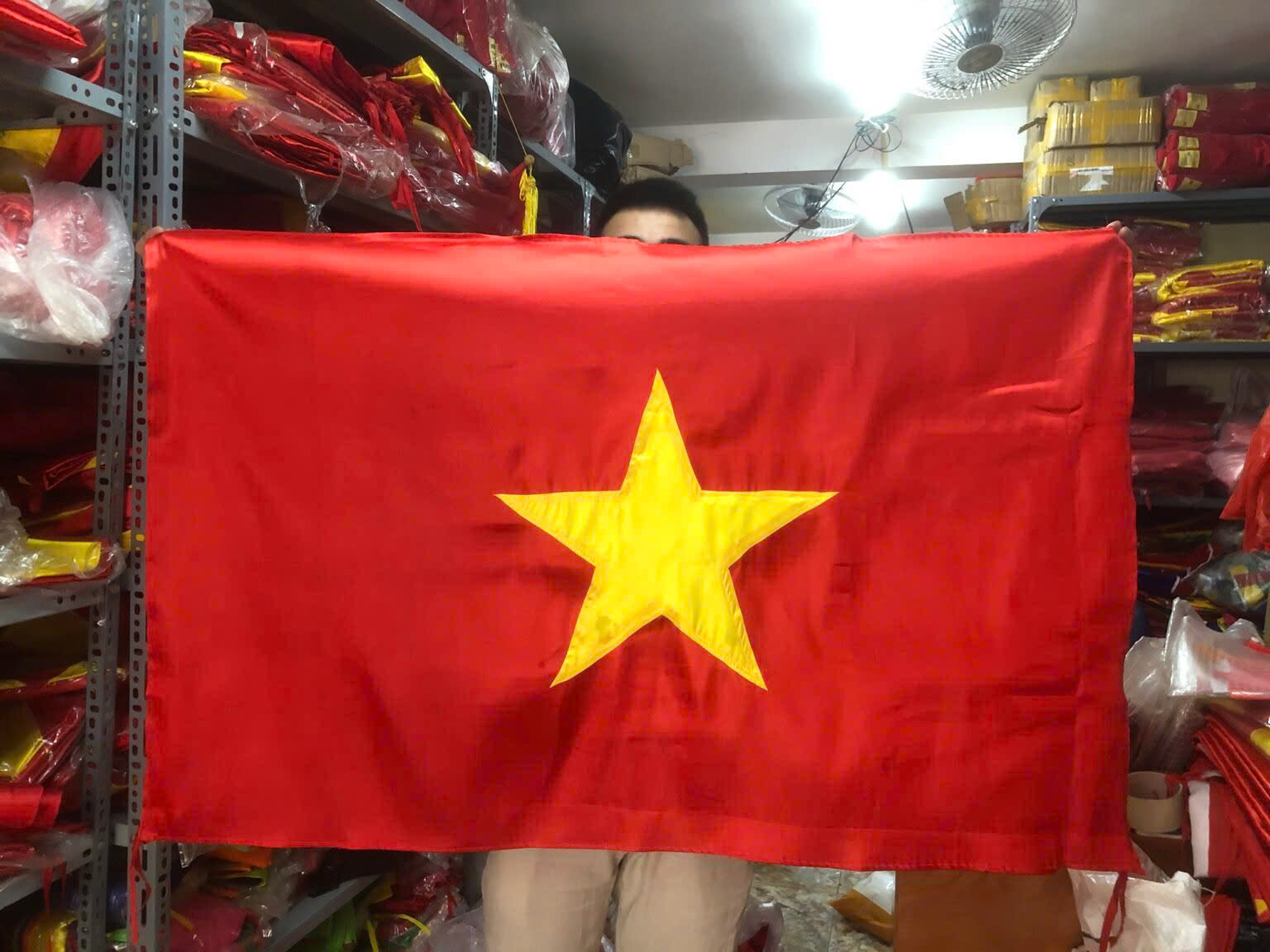 Cờ Tổ Quốc Dùng Trong Sự Kiện – Xưởng In Cờ INCONI 2 Cờ Tổ Quốc Dùng Trong Sự Kiện – Xưởng In Cờ INCONI