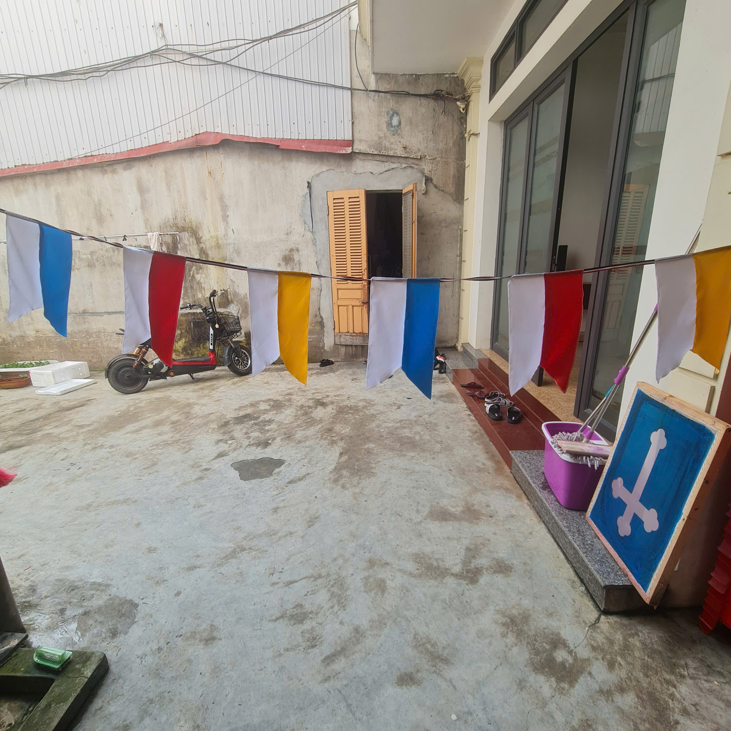 Mua cờ dây đuôi nheo – Xưởng in cờ INCONI tại Hà Nội 4 co duoi nheo nha tho