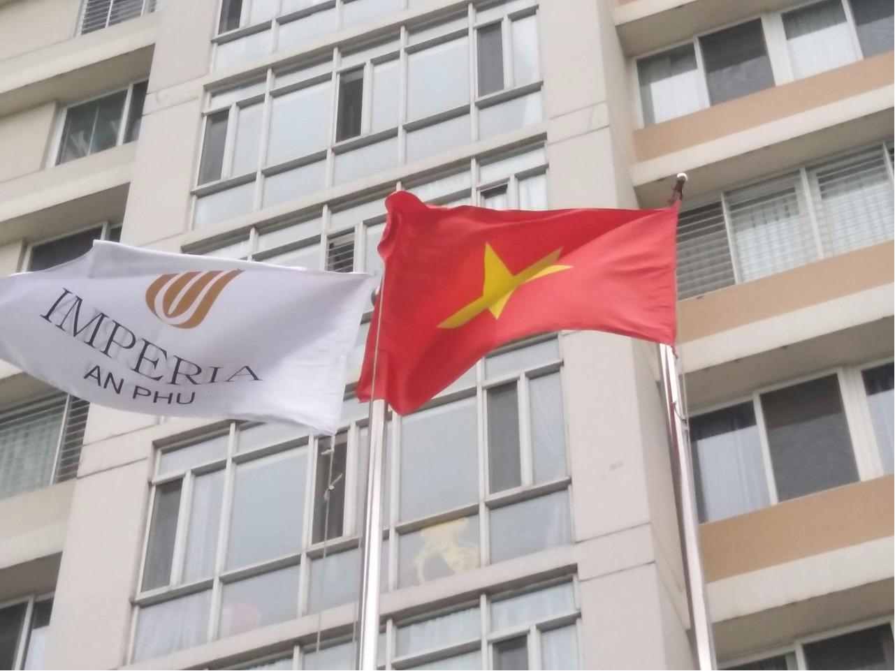 In cờ công ty và cờ Tổ Quốc – Xưởng in cờ INCONI tại Hà Nội