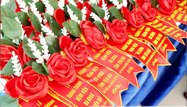 In logo trên hoa cài áo đại biểu - INCONI