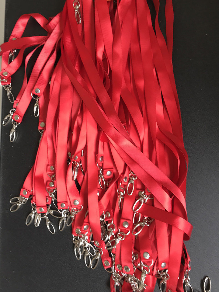 Dây đeo thẻ màu đỏ – INCONI nổi bật và chuyên nghiệp