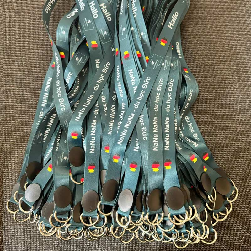 Dây đeo thẻ có móc kim loại – Xưởng INCONI Hà Nội 3 day the nhua in theo yeu cau 1