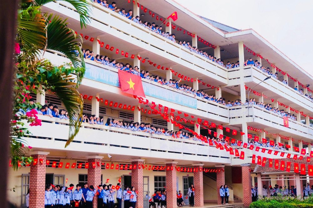 Cờ Dây Sao Đảng Treo Trường Học – Xưởng In Cờ INCONI Tại Hà Nội