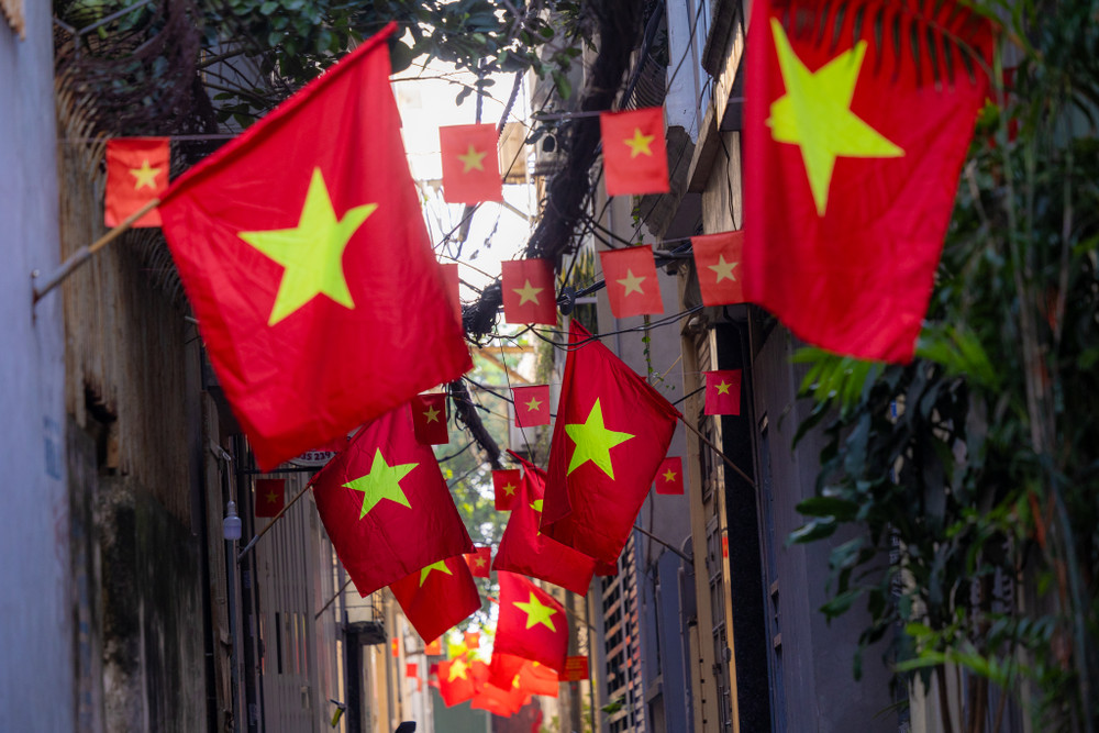 In cờ công ty và cờ Tổ Quốc – Xưởng in cờ INCONI tại Hà Nội 5 ngo treo co ha noi 3 3727