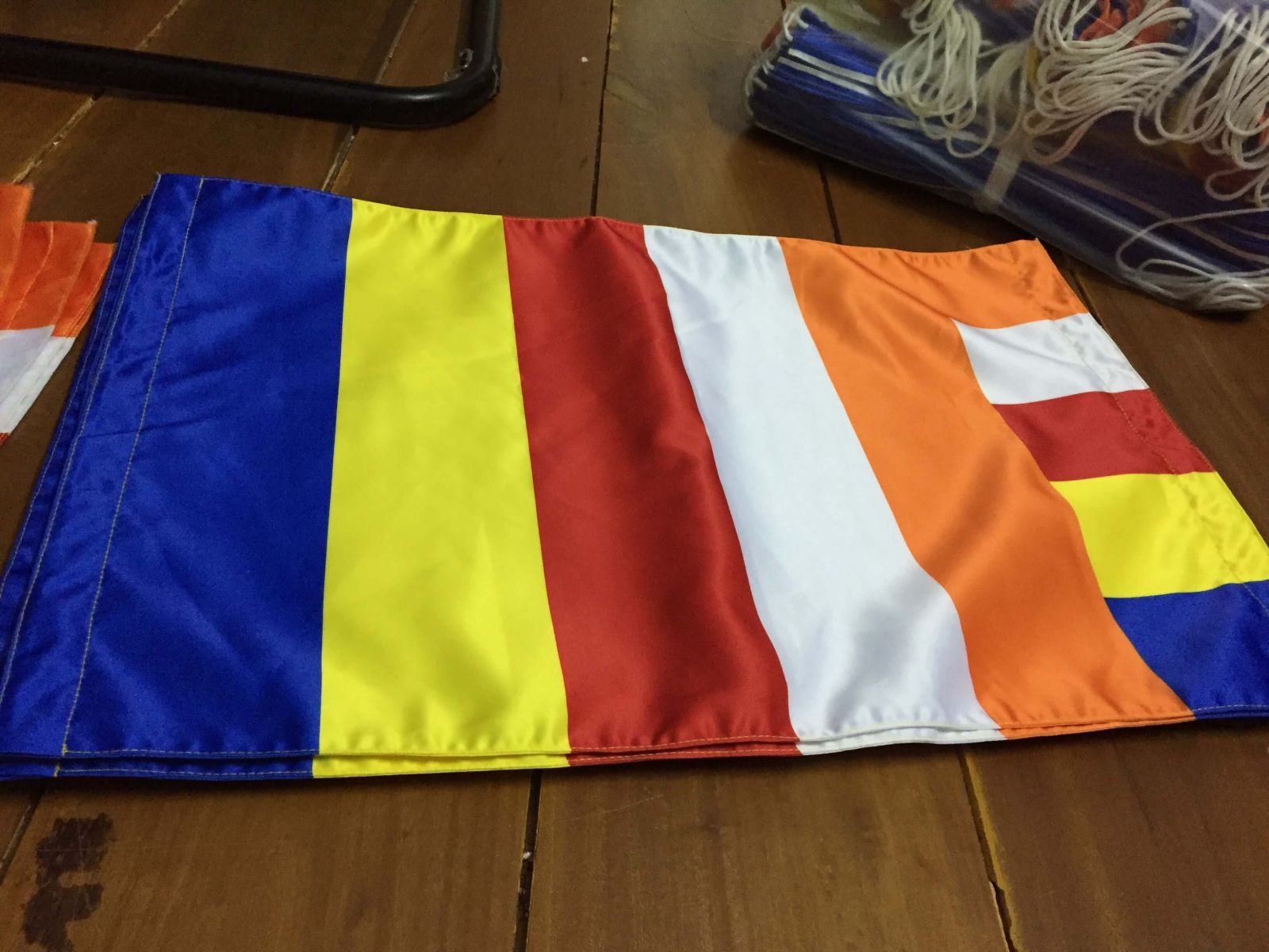 Cờ Phật giáo satin – Xưởng in cờ INCONI tại Hà Nội