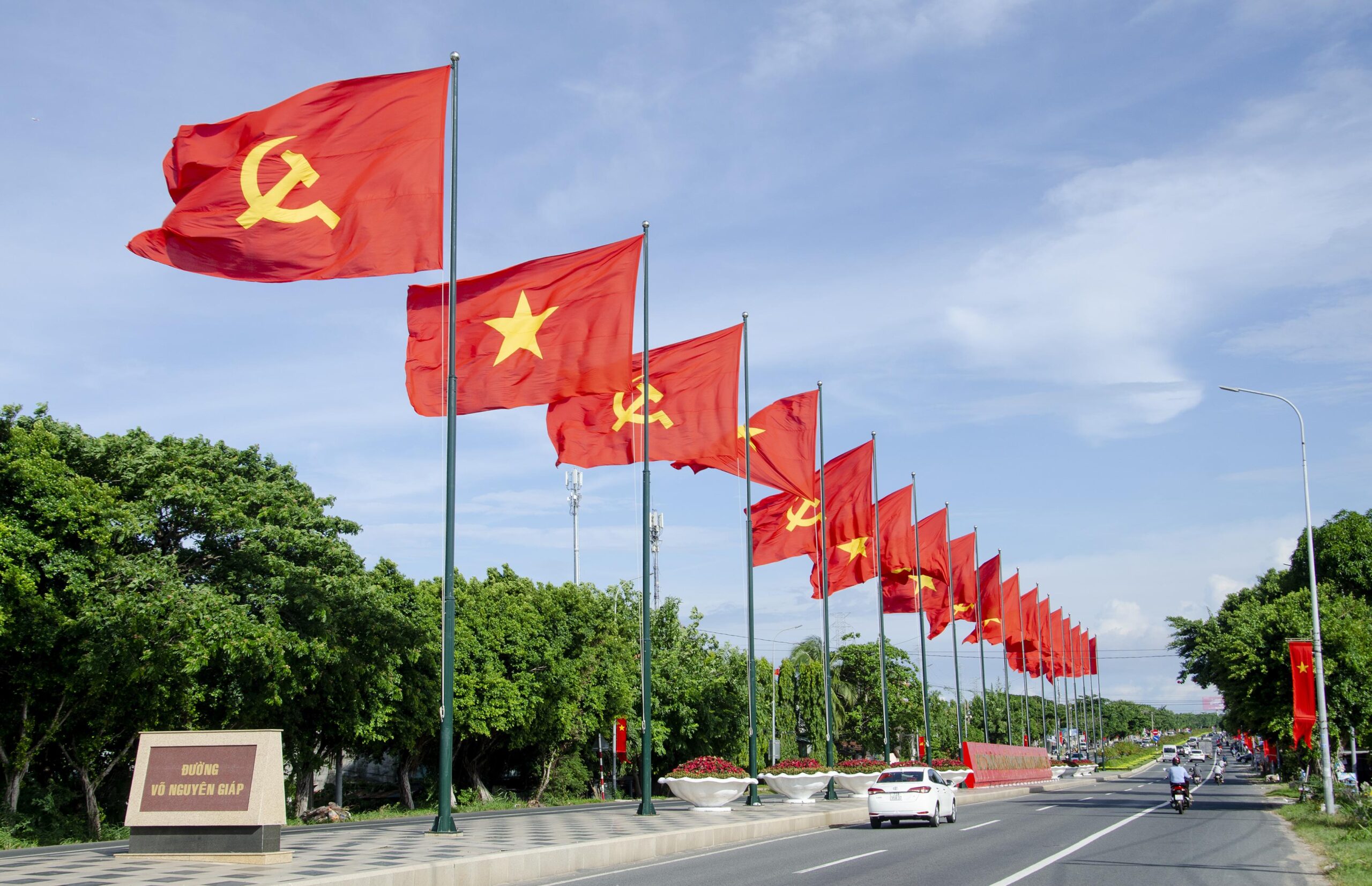 Cờ Đảng giá bao nhiêu – Xưởng in cờ INCONI tại Hà Nội