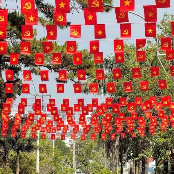 Cờ Dây Sao Đảng Treo Ngày Lễ Lớn – Xưởng In Cờ INCONI Tại Hà Nội