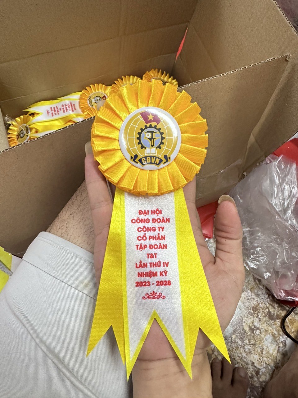 Hoa cài áo đại biểu đẹp - INCONI Hà Nội