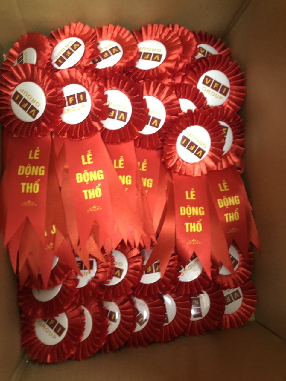 Hoa Cài Áo Đại Biểu Lụa – Xưởng INCONI Hà Nội