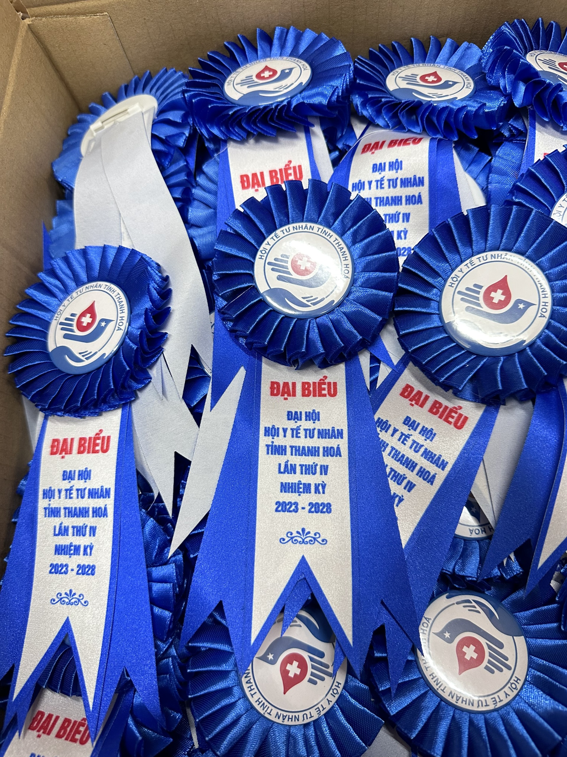 Mua hoa cài áo đại biểu tại Hà Nội - INCONI