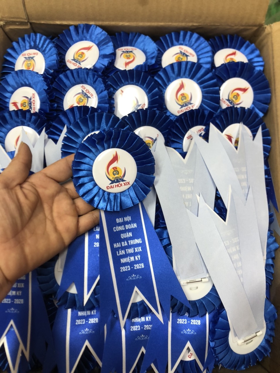 Địa Chỉ Mua Hoa Cài Áo Đại Biểu - Xưởng INCONI 4 Địa chỉ mua hoa cài áo đại biểu - INCONI