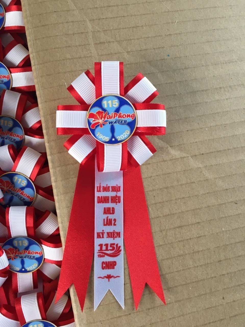 Hoa cài áo đại biểu theo mẫu - INCONI