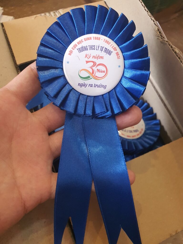 Hoa Cài Áo Đại Biểu Gắn Logo - Xưởng INCONI Hà Nội 2 Hoa cài áo đại biểu gắn logo - INCONI