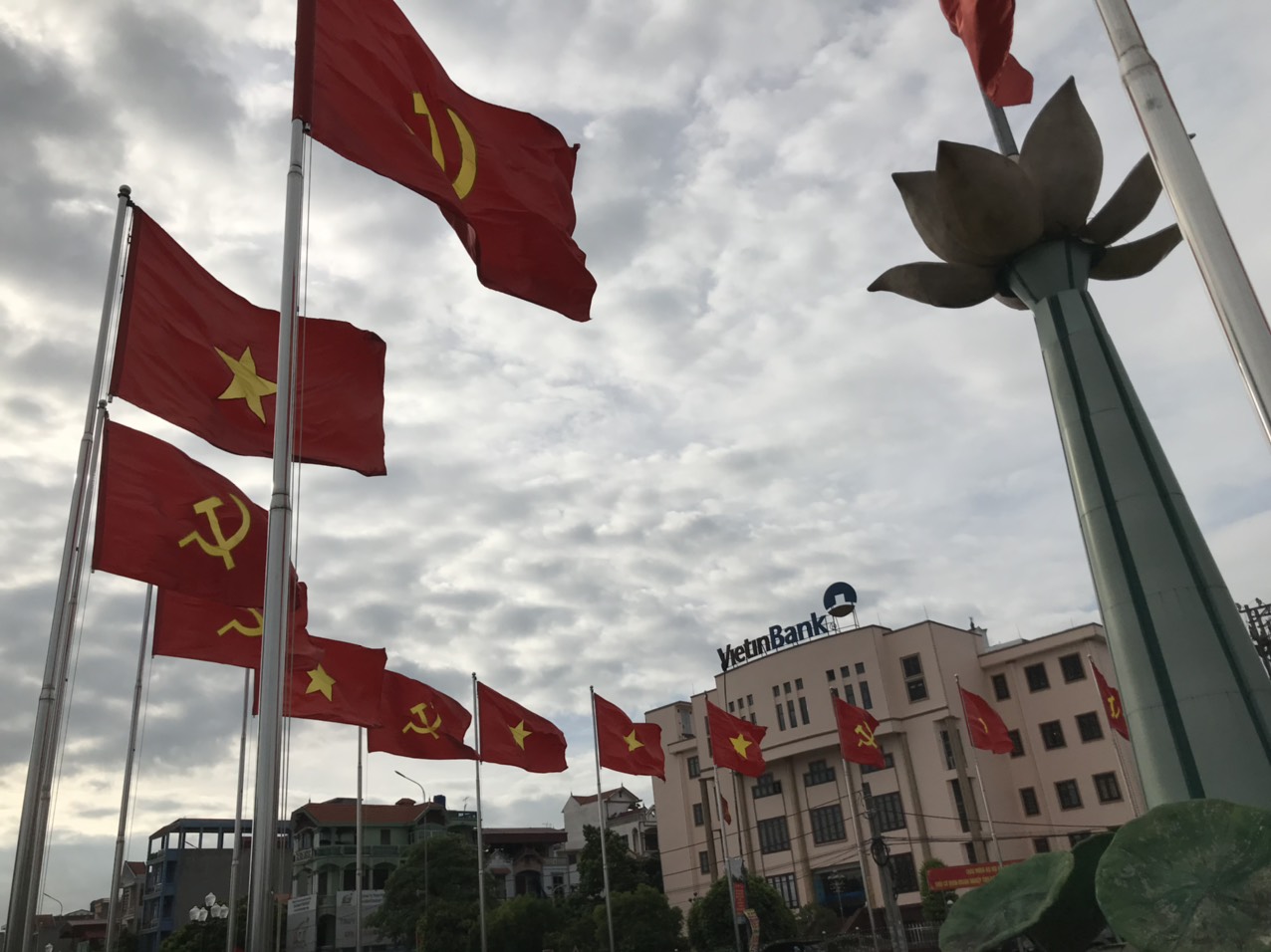 Giá cờ Đảng – Mua cờ Đảng chất lượng từ xưởng INCONI