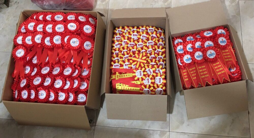 Hoa Cài Áo Đại Biểu Hội Nghị 4 Hoa cài áo đại biểu hội nghị - INCONI