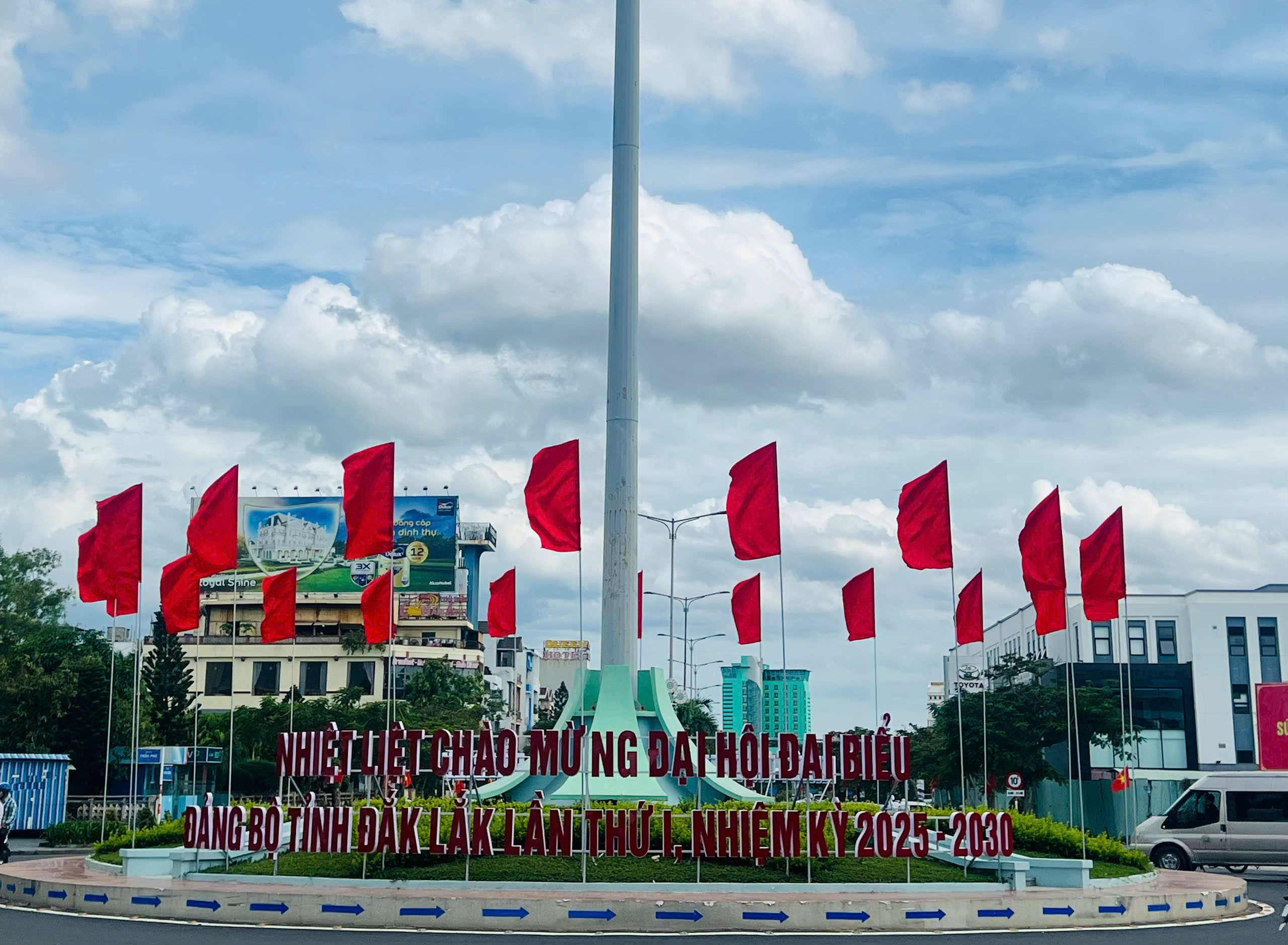 Cờ hồng kỳ trong đại hội - INCONI