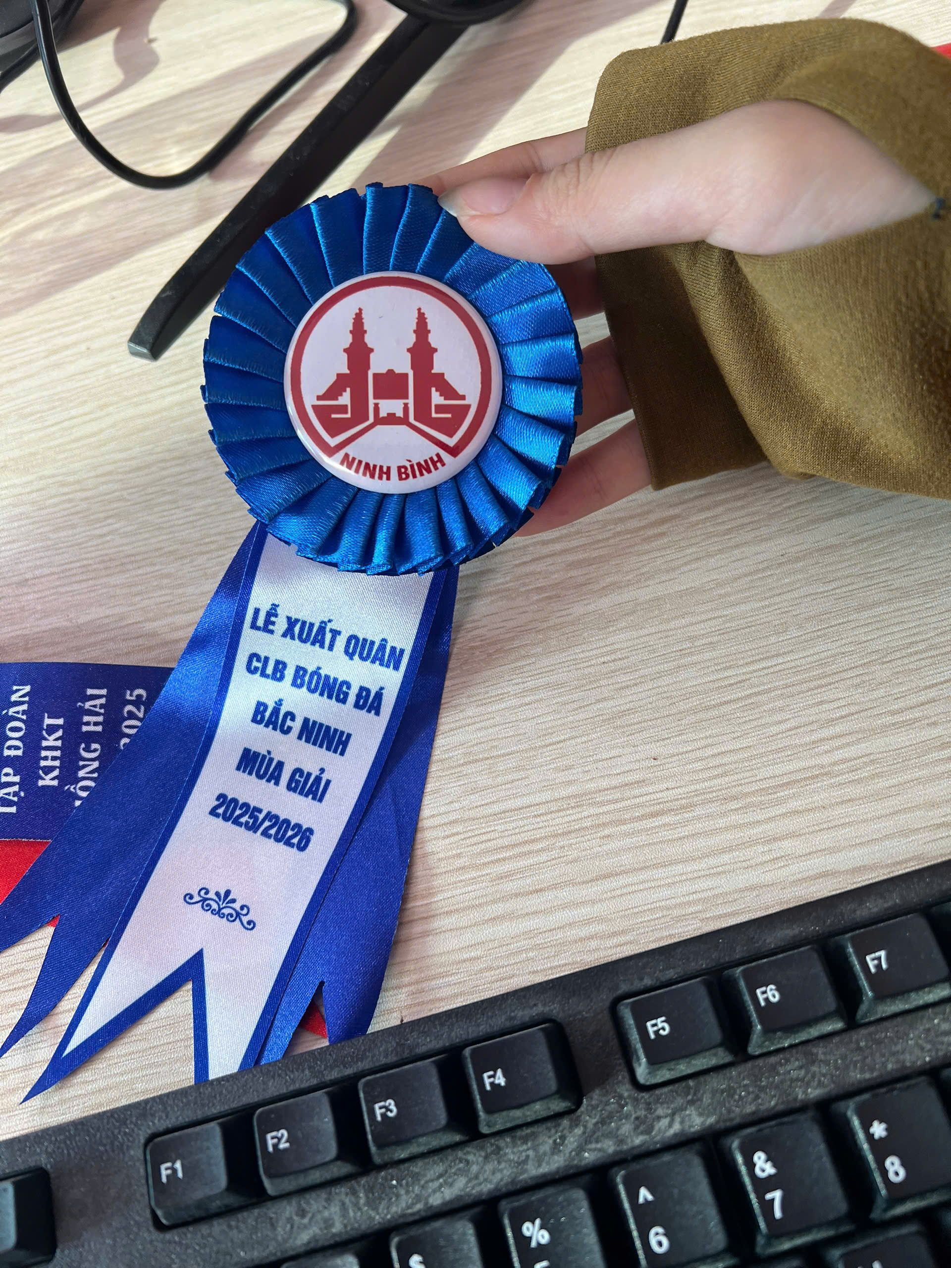 Mua Hoa Cài Áo Đại Biểu Giá Rẻ – Xưởng INCONI