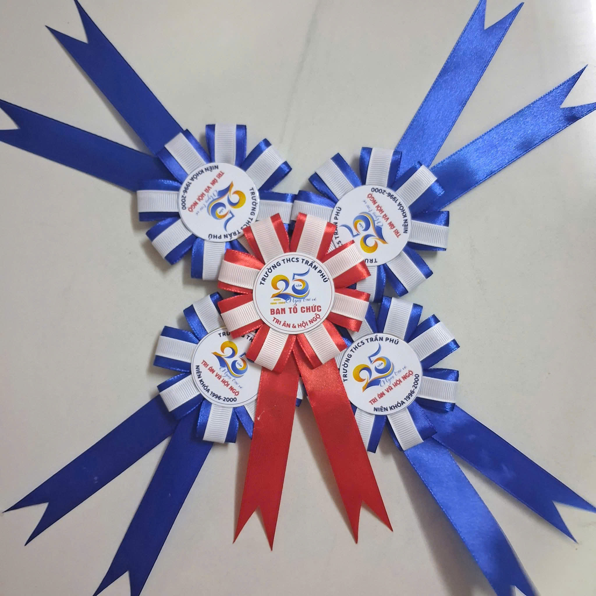 In logo trên hoa cài áo đại biểu - INCONI