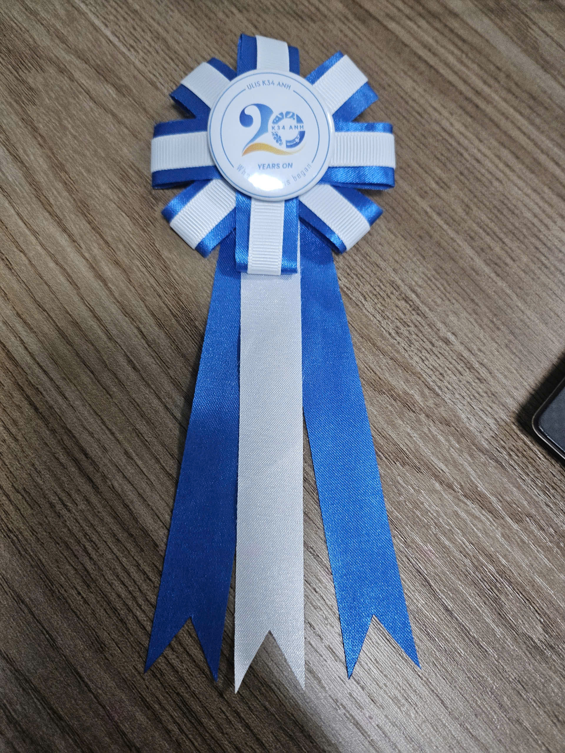 Hoa Cài Áo Đại Biểu Theo Mẫu – Thiết Kế Theo Yêu Cầu