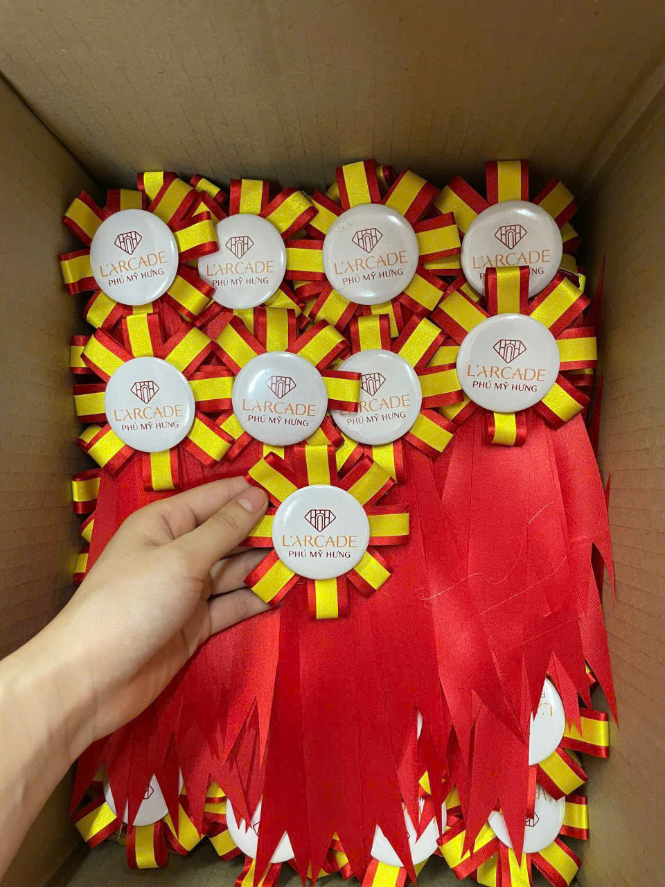 Hoa Cài Áo Đại Biểu Gắn Logo – Xưởng INCONI Hà Nội