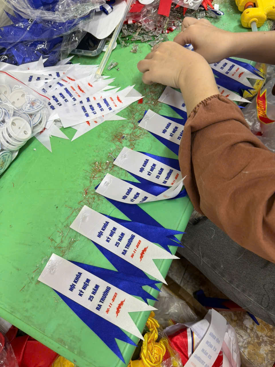 Sản xuất hoa cài áo đại biểu tại Hà Nội - INCONI