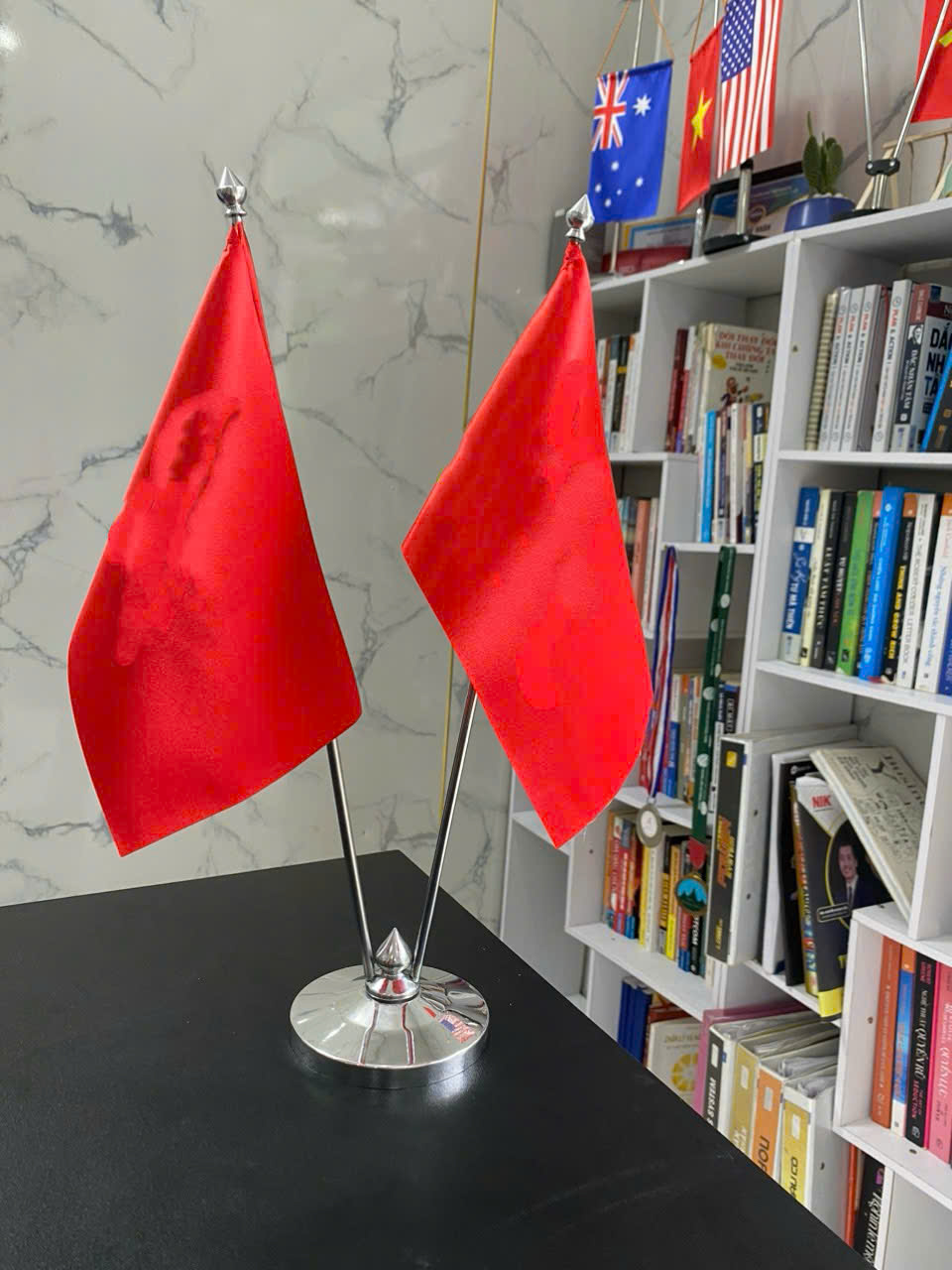 Cờ Hồng Kỳ Để Bàn Đế Inox – Chất Lượng Cao Tại Hà Nội