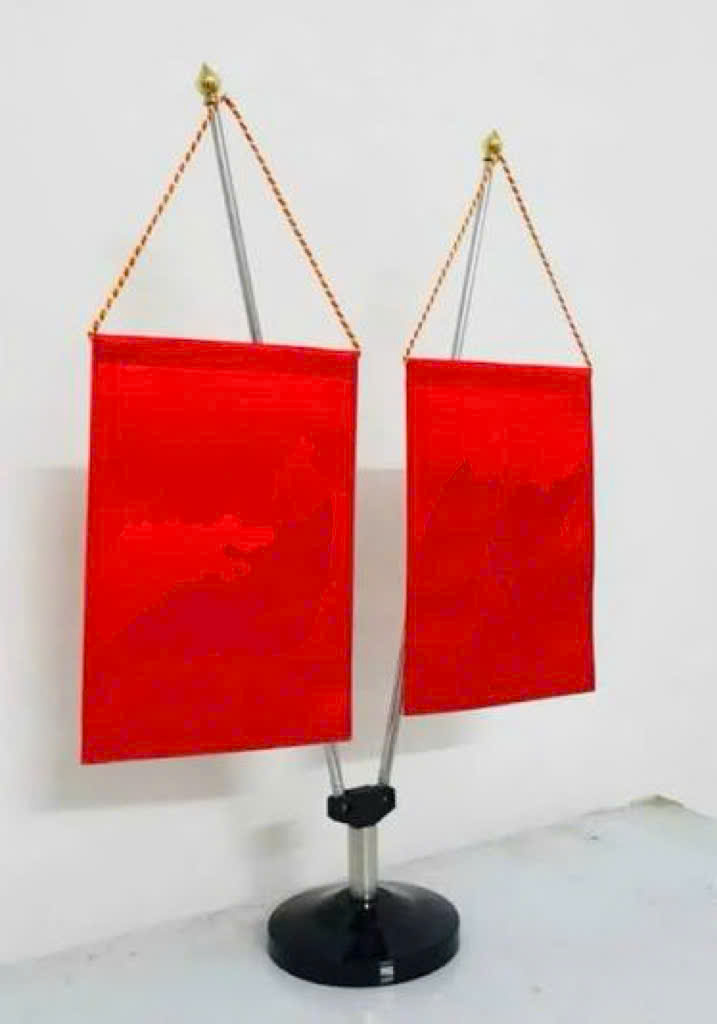 Cờ hồng kỳ để bàn đế inox – INCONI