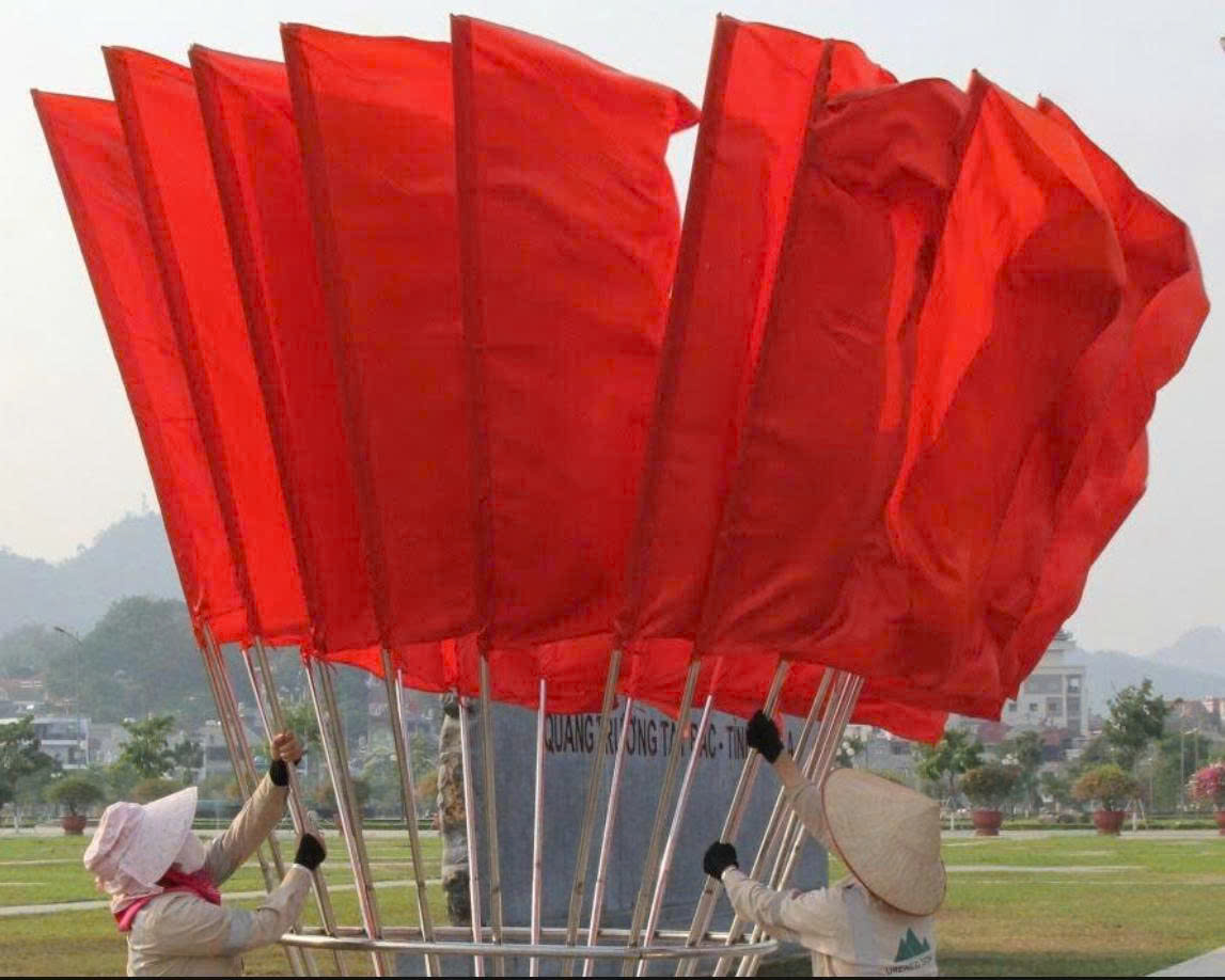 In cờ hồng kỳ ở Hà Nội - INCONI