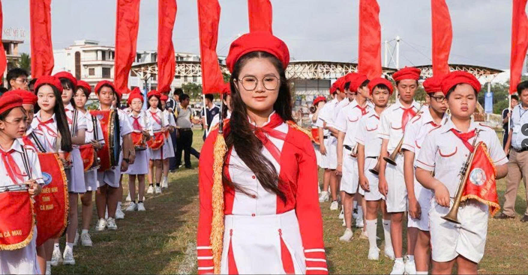 Cờ Hồng Kỳ Trang Trí Trường Học – Xưởng INCONI Chất Lượng Cao